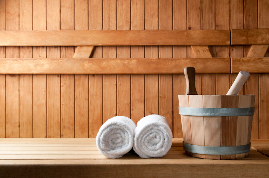 detail-bucket-white-towels-sauna_256588-1270.jpeg
